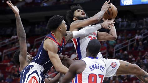 Rockets snap 7-game skid by beating Pistons 121-115